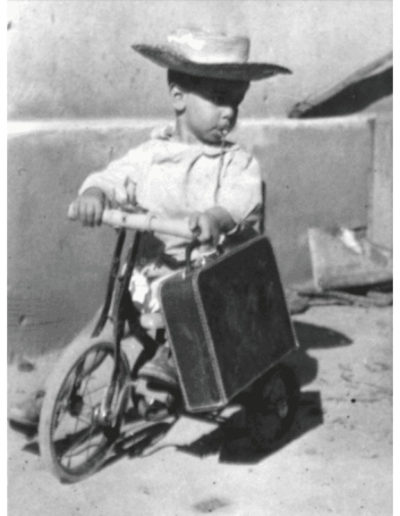 Enrique dussel con triciclo, valija y sombrero. La Paz, Mendoza, 1936.